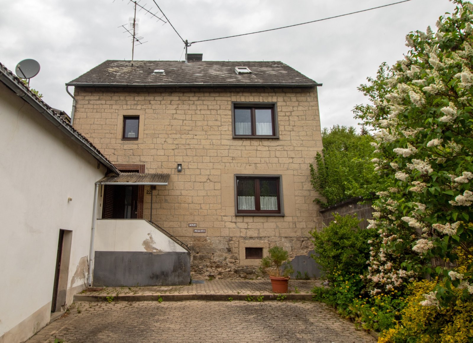 Saniertes Tuffsteinhaus mit Charme – Wohnkomfort und Ausbaupotenzial in Weibern Saniertes Tuffsteinhaus mit Charme – Wohnkomfort und Ausbaupotenzial in Weibern